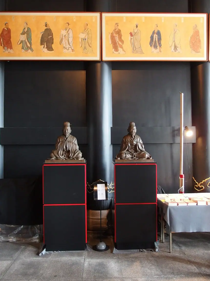 Hai pho tượng Tứ Phối ở Yushima Seidō, Tokyo. Người chụp ghi là Nhan Hồi và Tử Tư, kèm dấu hỏi, nên thư viện chưa chắc tên từng pho.