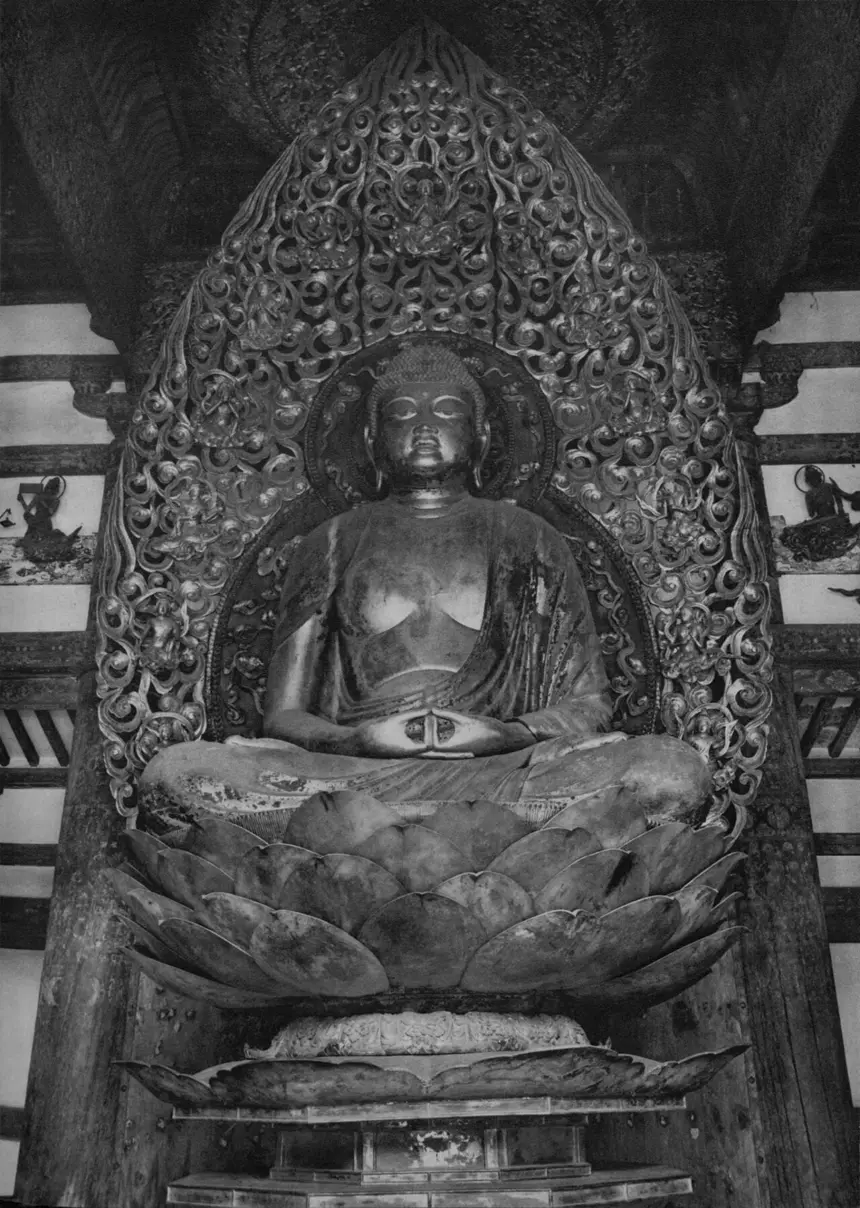 A Di Đà của Jōchō, năm 1053, gỗ ghép thếp vàng, Phượng Hoàng Đường chùa Byōdō-in, Nhật Bản. Ảnh công bố năm 1952.