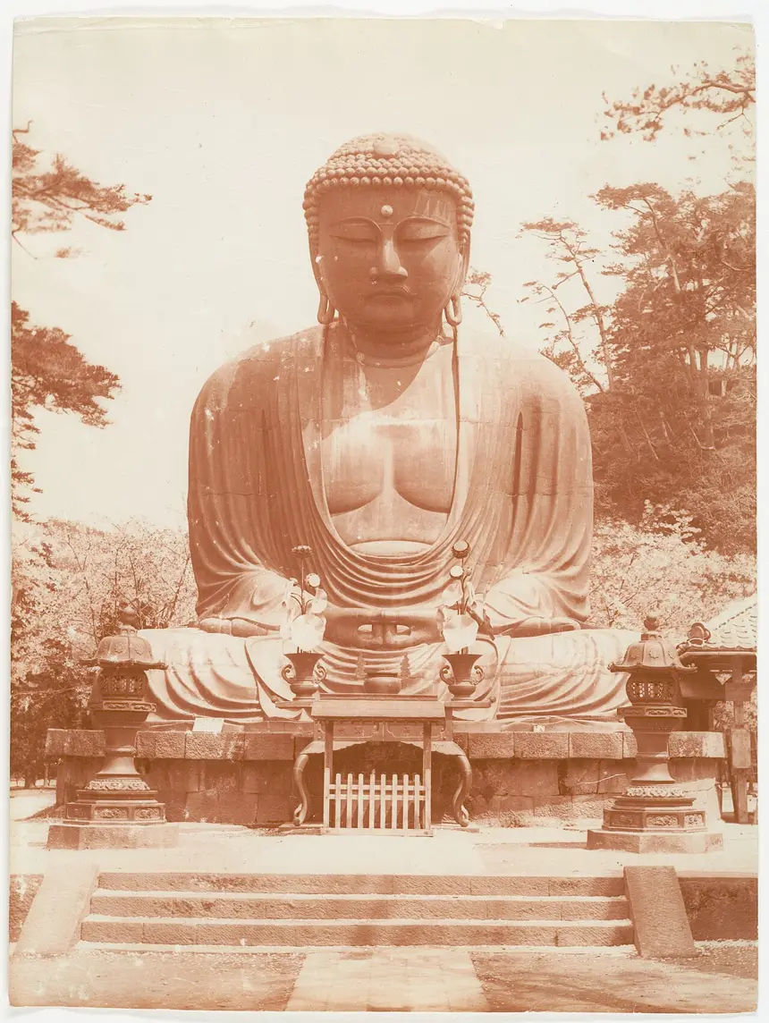 Đại Phật Kamakura (A Di Đà), đồng, khởi đúc năm 1252, chùa Kōtoku-in, Nhật Bản. Ảnh chụp khoảng năm 1900, bộ sưu tập Bảo tàng Metropolitan.