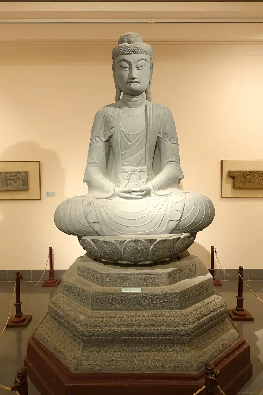 BẢN SAO tượng A Di Đà chùa Phật Tích (tượng gốc bằng đá, năm 1057, thời Lý), trưng bày tại Bảo tàng Mỹ thuật Việt Nam. Thư viện chưa tìm được ảnh có giấy phép mở của tượng gốc trong chùa.