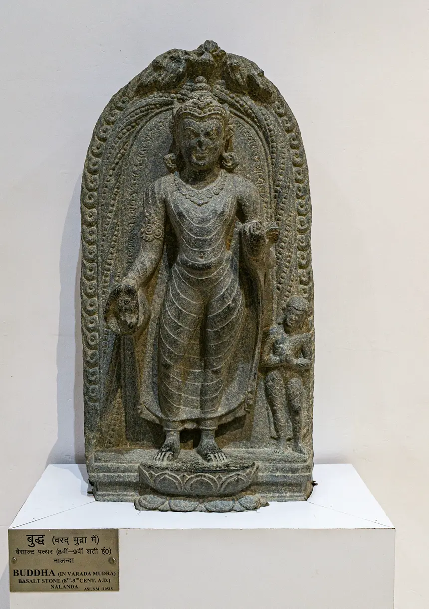 Ấn thí nguyện: bàn tay buông xuống, lòng tay hướng ra. Đá bazan, Nalanda, thế kỷ 8 tới 9. Bảo tàng Khảo cổ Nalanda.
