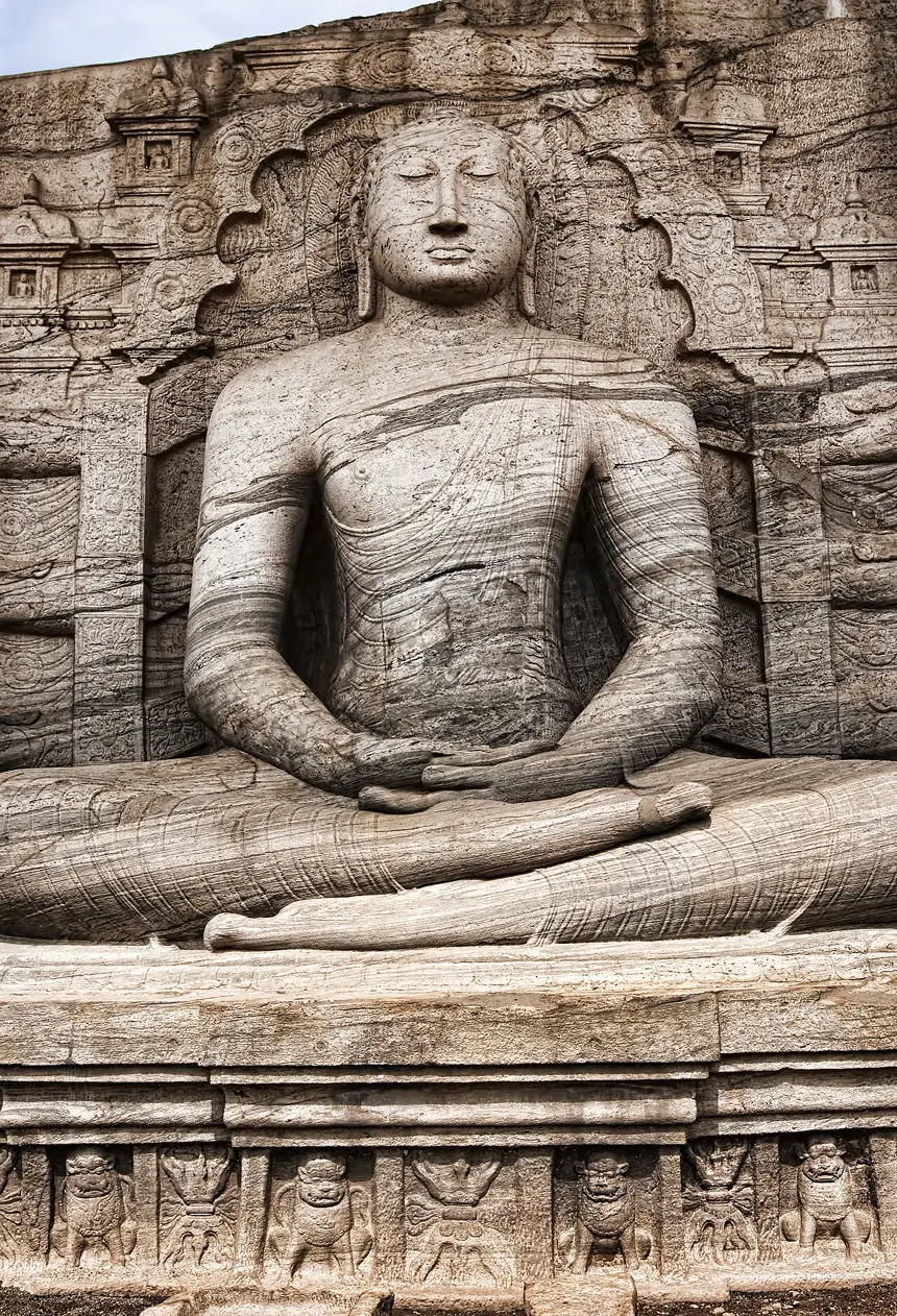 Ấn thiền định: hai tay đặt trong lòng. Tượng tạc vào vách đá Gal Vihara, Polonnaruwa, Sri Lanka, thế kỷ 12.