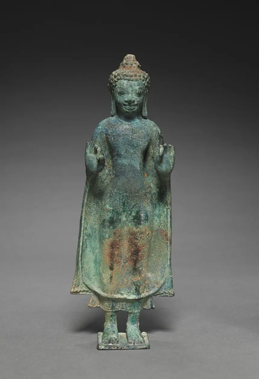 Ấn thuyết pháp (vitarka): ngón cái chạm ngón trỏ. Tượng Dvaravati, Thái Lan, thế kỷ 7. Bảo tàng Mỹ thuật Cleveland.