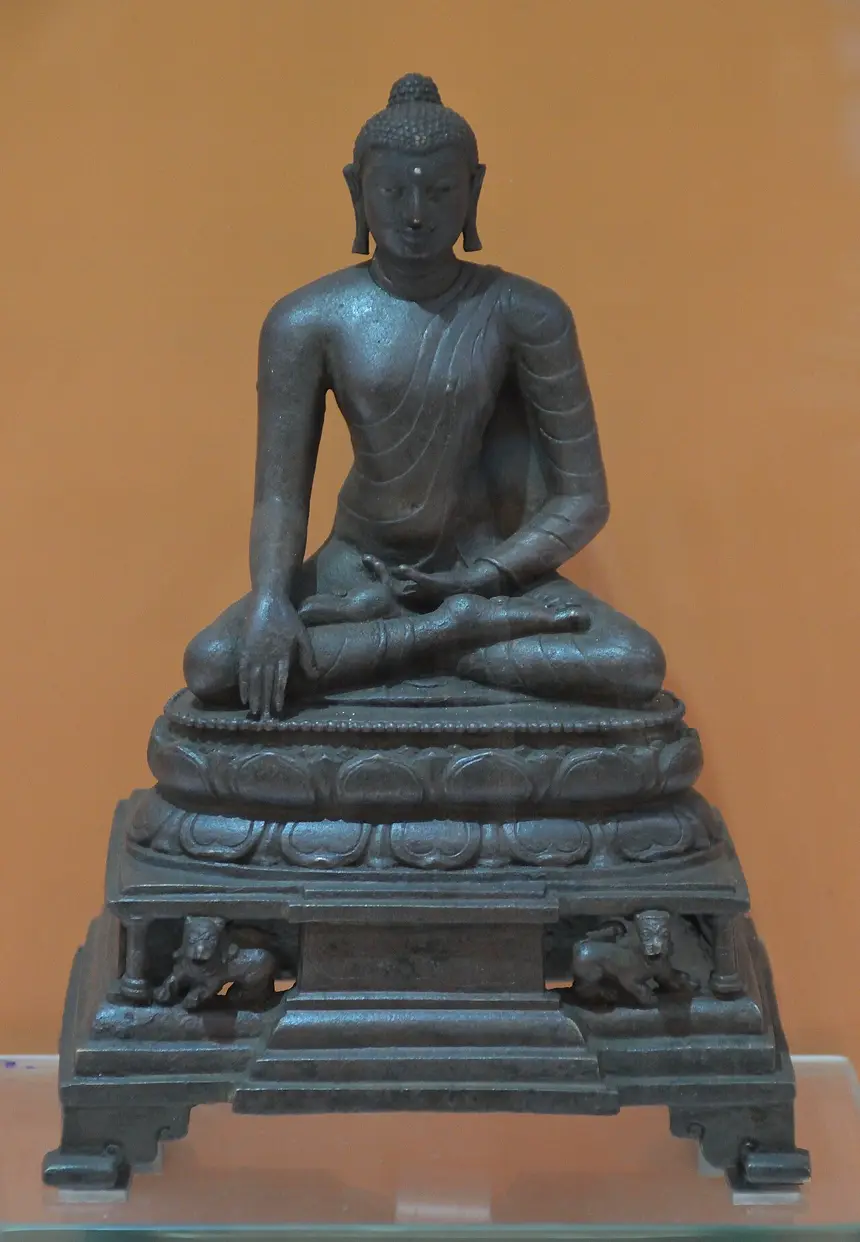 Ấn xúc địa: tay phải chạm đất. Tượng đồng Nalanda, thời Pala, khoảng thế kỷ 9 tới 10. Bảo tàng Ấn Độ, Kolkata.