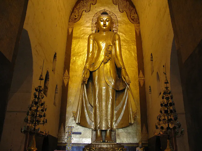 Một trong bốn tượng Phật đứng ở đền Ananda, Bagan, Myanmar.