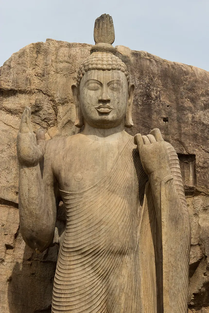 Tượng Phật đứng Avukana tạc vào núi đá, Sri Lanka.