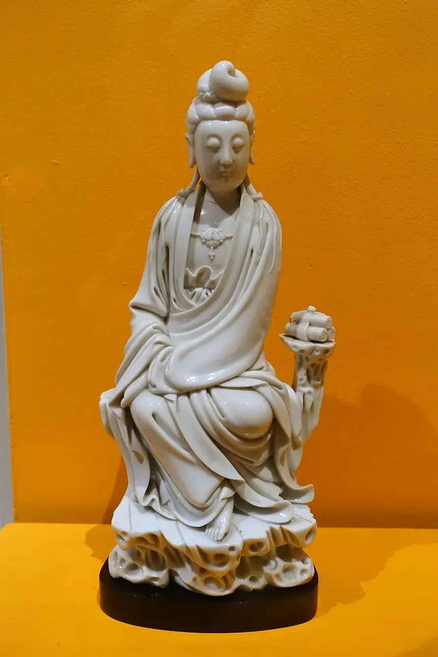 Bạch Y Quan Âm, sứ Đức Hóa, Trung Quốc, cuối thế kỷ 18, thời Thanh. Bảo tàng Linden, Stuttgart.