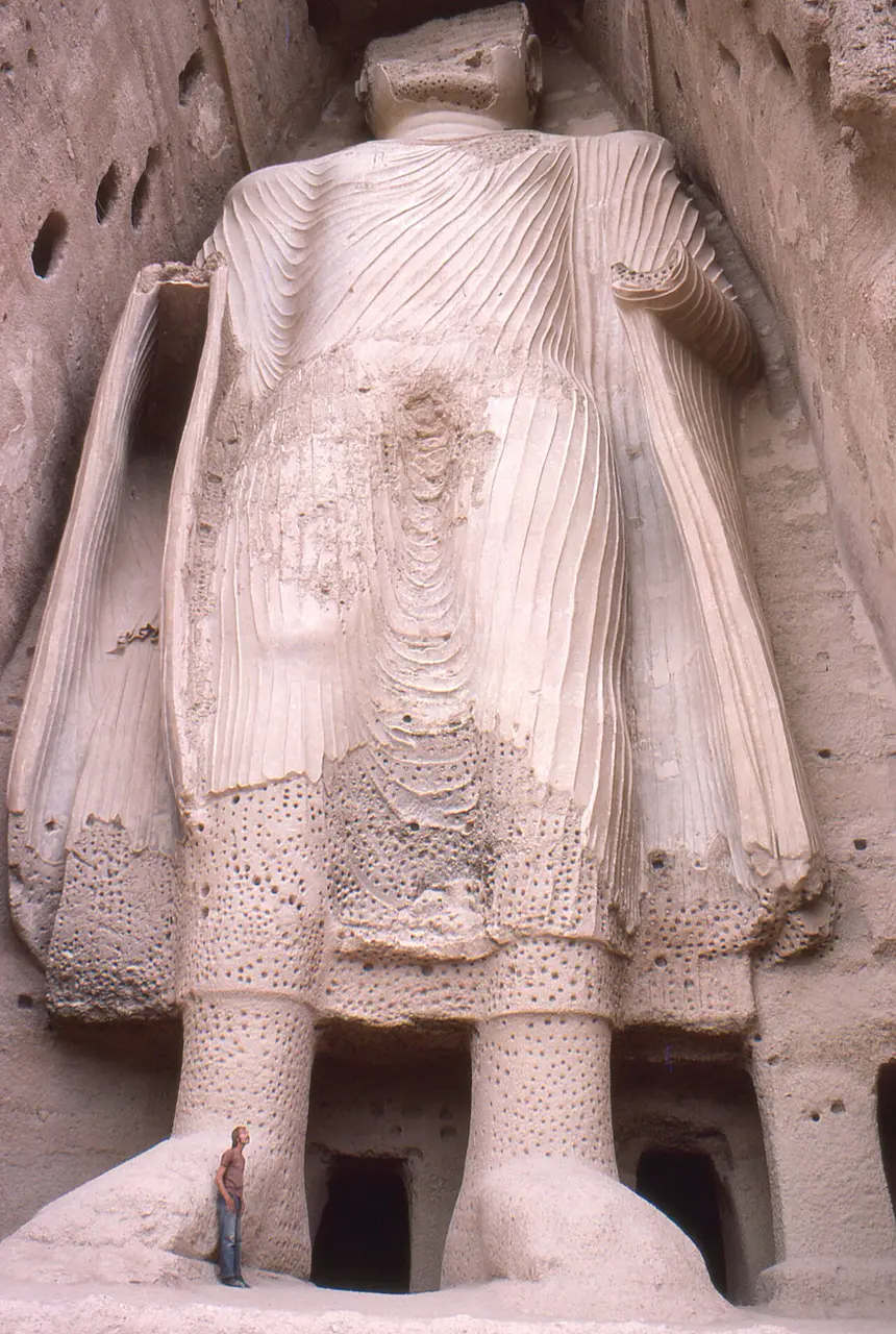 Tượng Phật nhỏ (38 mét) ở Bamiyan, Afghanistan, nhìn từ chân tượng lên, ảnh chụp ngày 10 tháng 8 năm 1977. Tượng bị phá năm 2001.