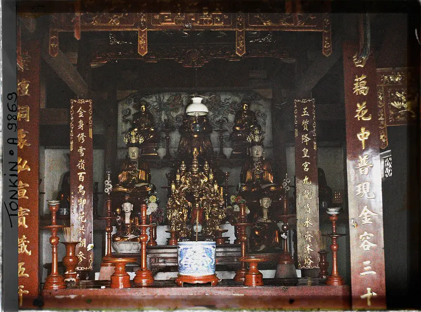 Ban thờ nhiều lớp của một ngôi chùa ở Hà Nội, ảnh màu autochrome của Léon Busy, năm 1916. Tòa Cửu Long đứng giữa, phía trước. Lưu trữ Albert Kahn.