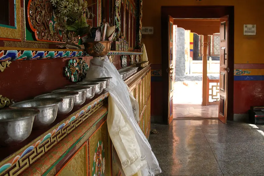 Hàng chén nước cúng trên ban thờ tu viện Thiksey, Ladakh, Ấn Độ.