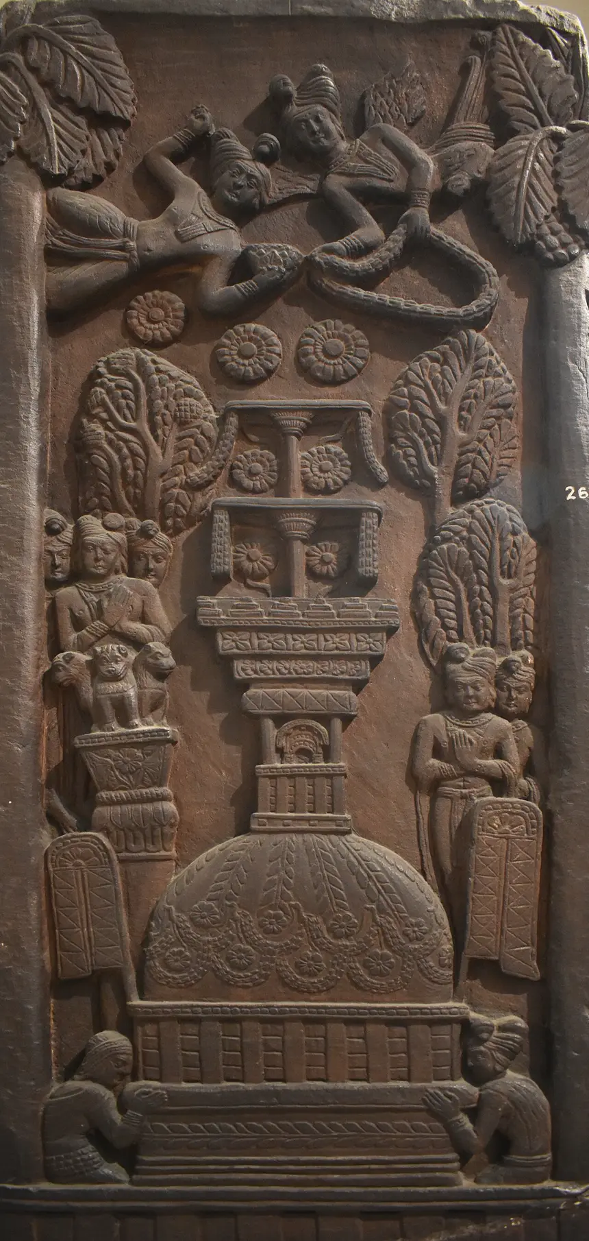 Phù điêu Bharhut: chư thiên bay quanh một ngôi tháp. Bảo tàng Ấn Độ, Kolkata.