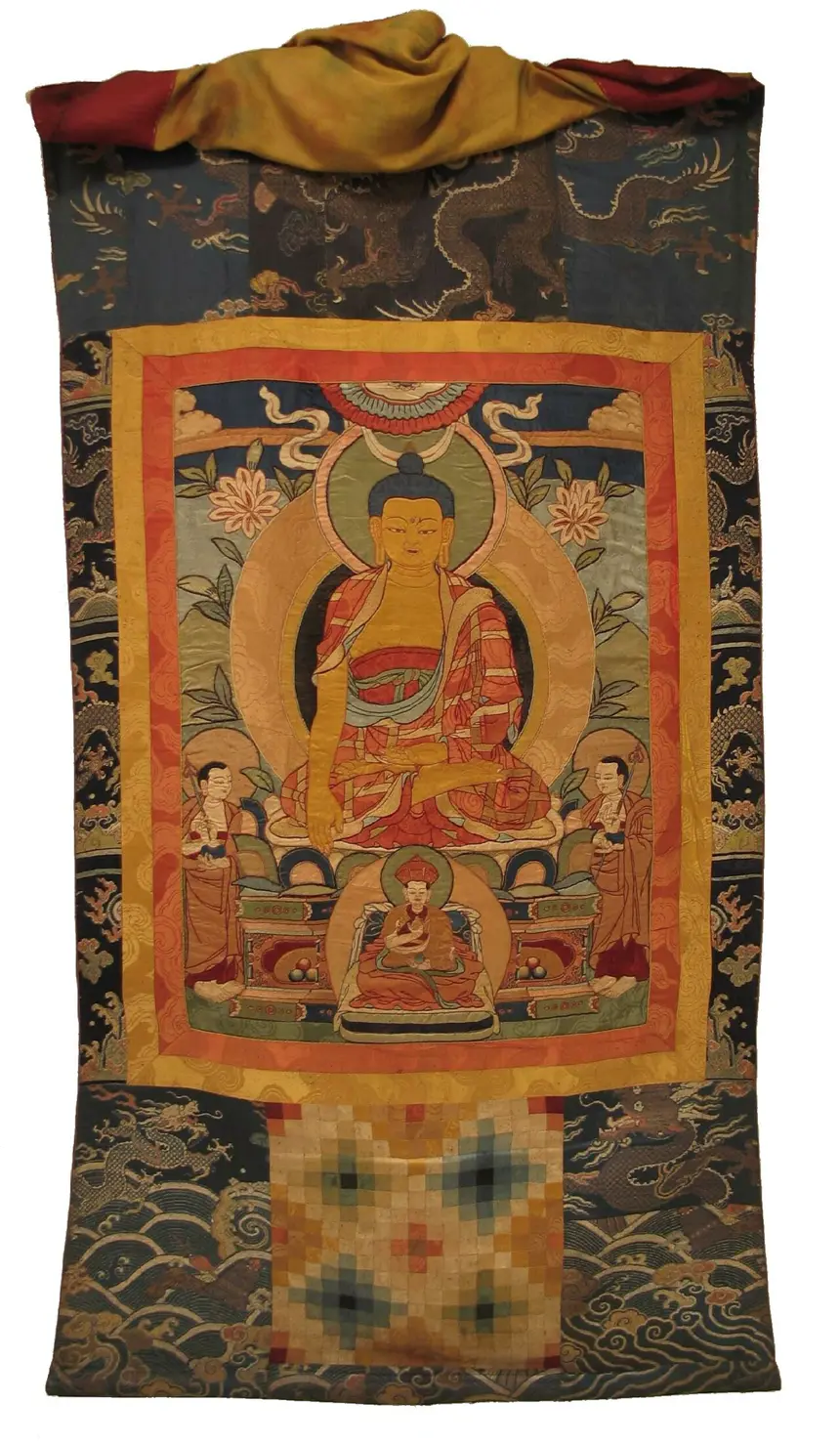 Tranh thangka ghép vải của Bhutan, Phật Thích Ca ở giữa, thế kỷ 19. Bảo tàng Mỹ thuật Rubin.