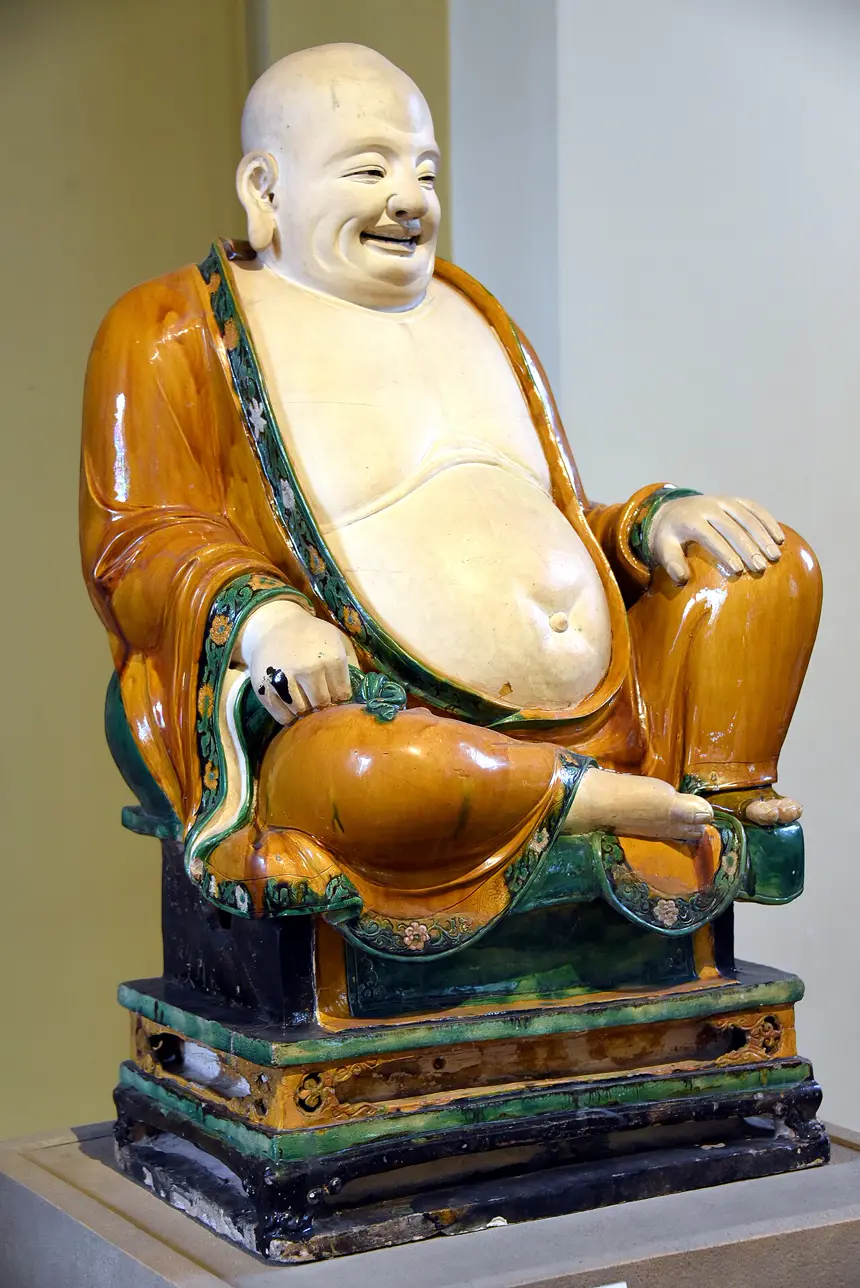 Bố Đại, gốm men, Hà Nam, Trung Quốc, năm 1486, thời Minh. Bảo tàng Anh, London.