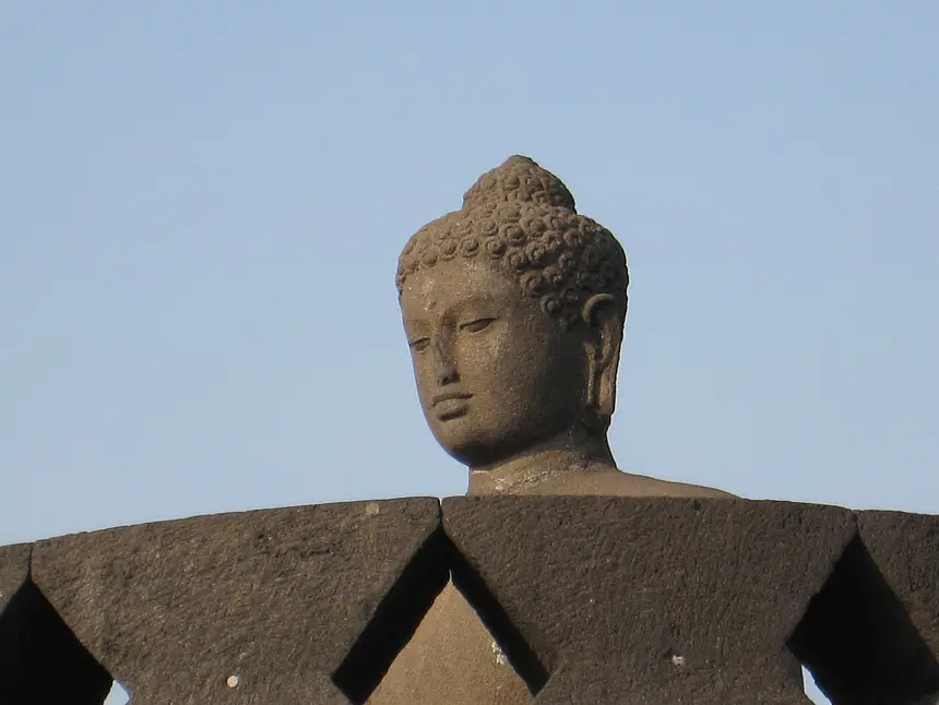 Một tượng Phật trên tầng tròn của Borobudur, Java, Indonesia, thế kỷ 8 tới 9.