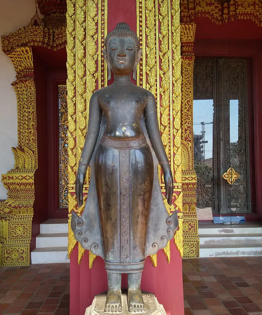 Phật đứng thế "cầu mưa", hai tay buông thẳng theo thân, đồng, thế kỷ 18. Haw Phra Kaew, Viêng Chăn, Lào.