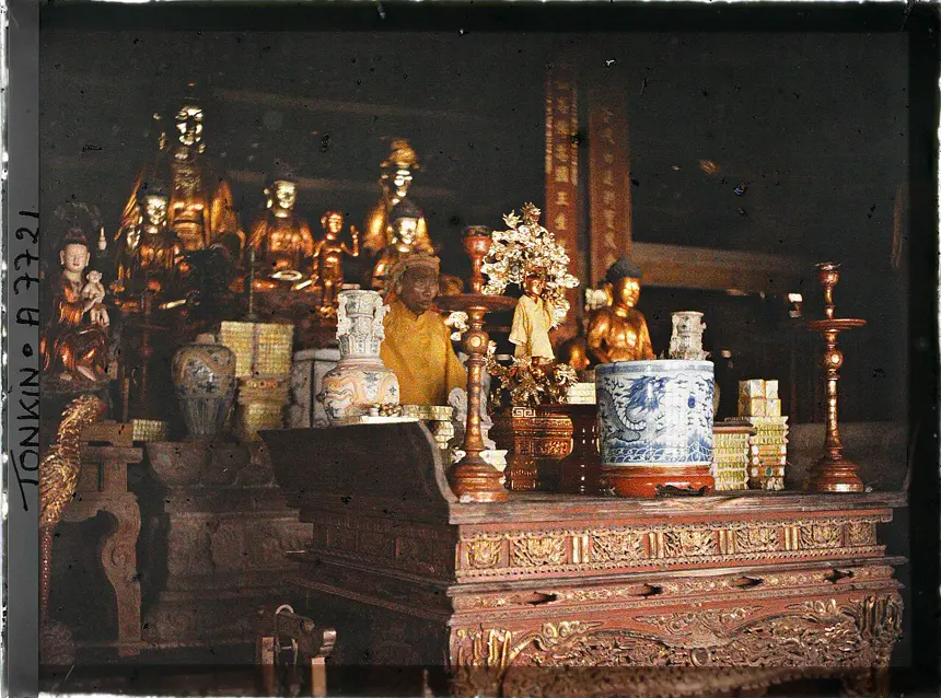 Một ban thờ trong chùa Thầy (Thiên Phúc tự), Sài Sơn, ảnh autochrome của Léon Busy, ngày 14 tháng 5 năm 1916.