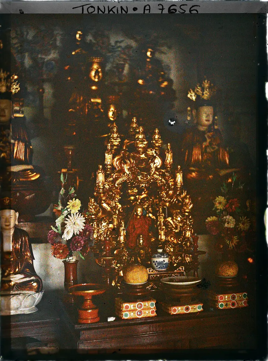 Cận cảnh Tòa Cửu Long trên ban thờ một ngôi chùa ở Hà Nội, ảnh autochrome của Léon Busy, tháng 4 năm 1916.