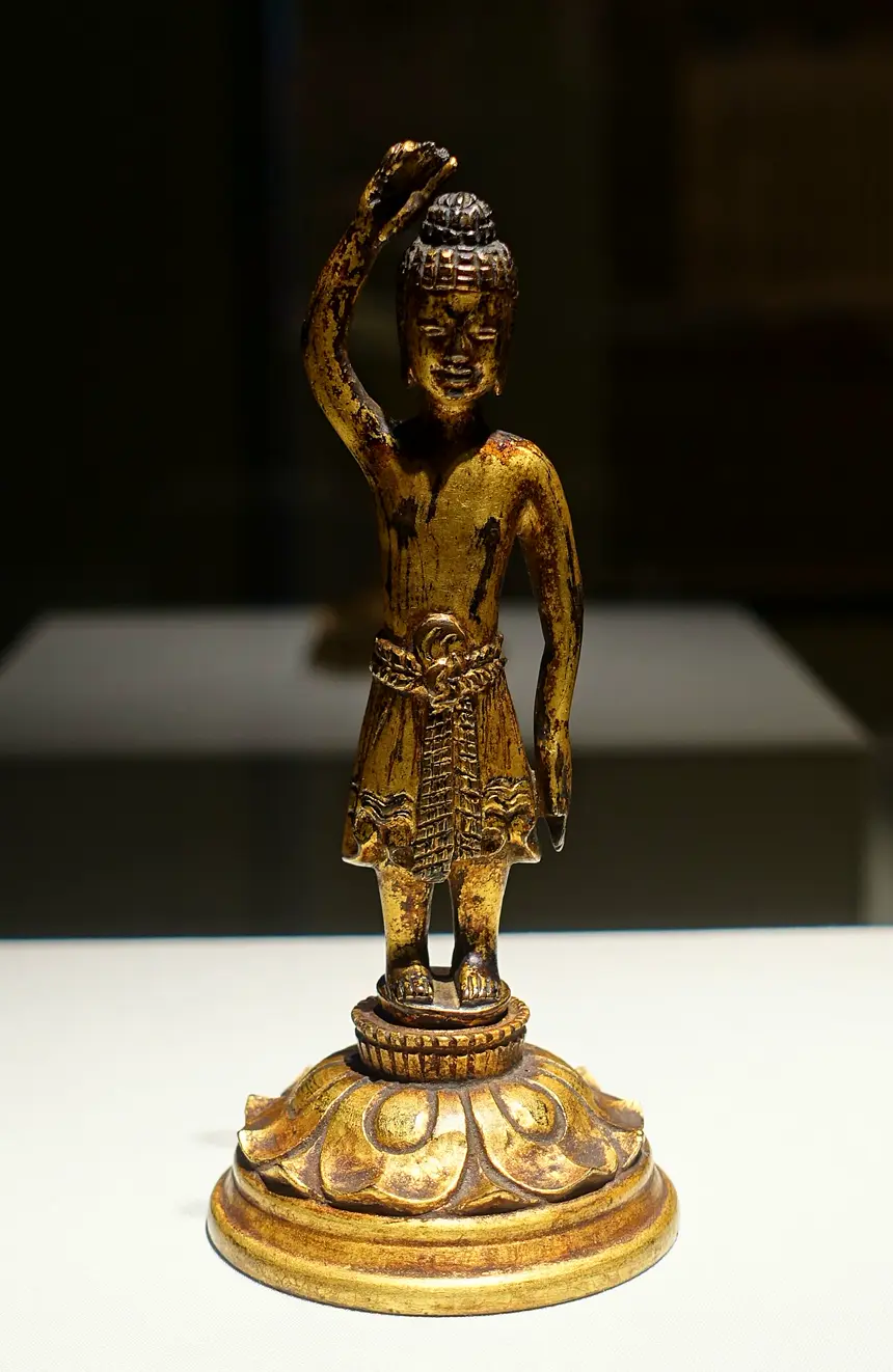 Phật đản sinh (tanjōbutsu), đồng mạ vàng, Nhật Bản, thời Asuka, thế kỷ 7. Phòng trưng bày Freer, Washington.