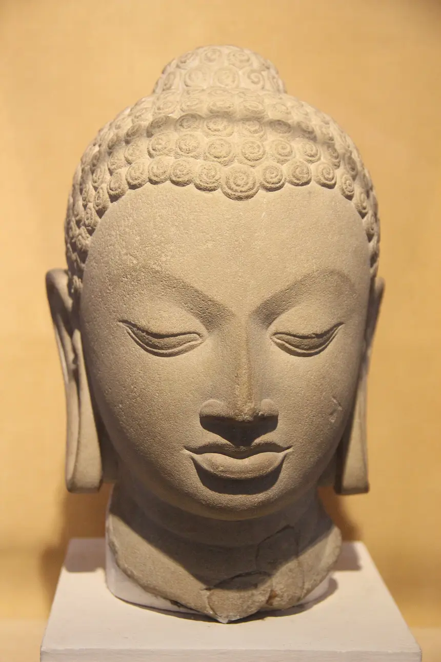 Đầu tượng Phật thời Gupta, Sarnath, thế kỷ 5: nhục kế trên đỉnh đầu, tóc xoắn ốc, dái tai dài. Bảo tàng Quốc gia New Delhi.