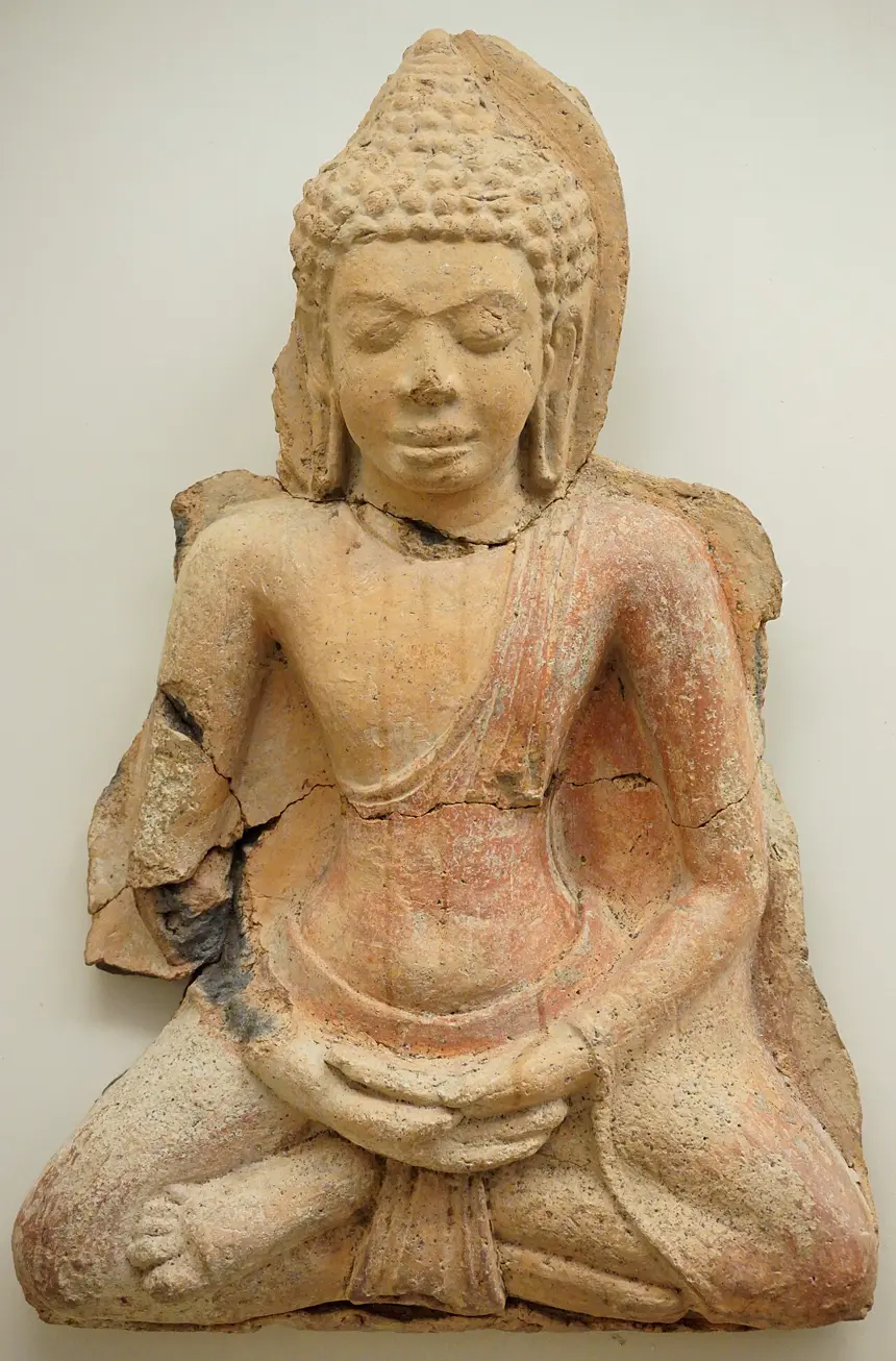 Phật thiền định, đá, nghệ thuật Dvaravati, thế kỷ 8. Bảo tàng Quốc gia Bangkok.