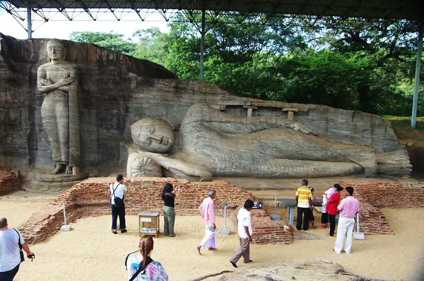 Tượng đứng và tượng nằm ở Gal Vihara, Polonnaruwa, Sri Lanka, thế kỷ 12.