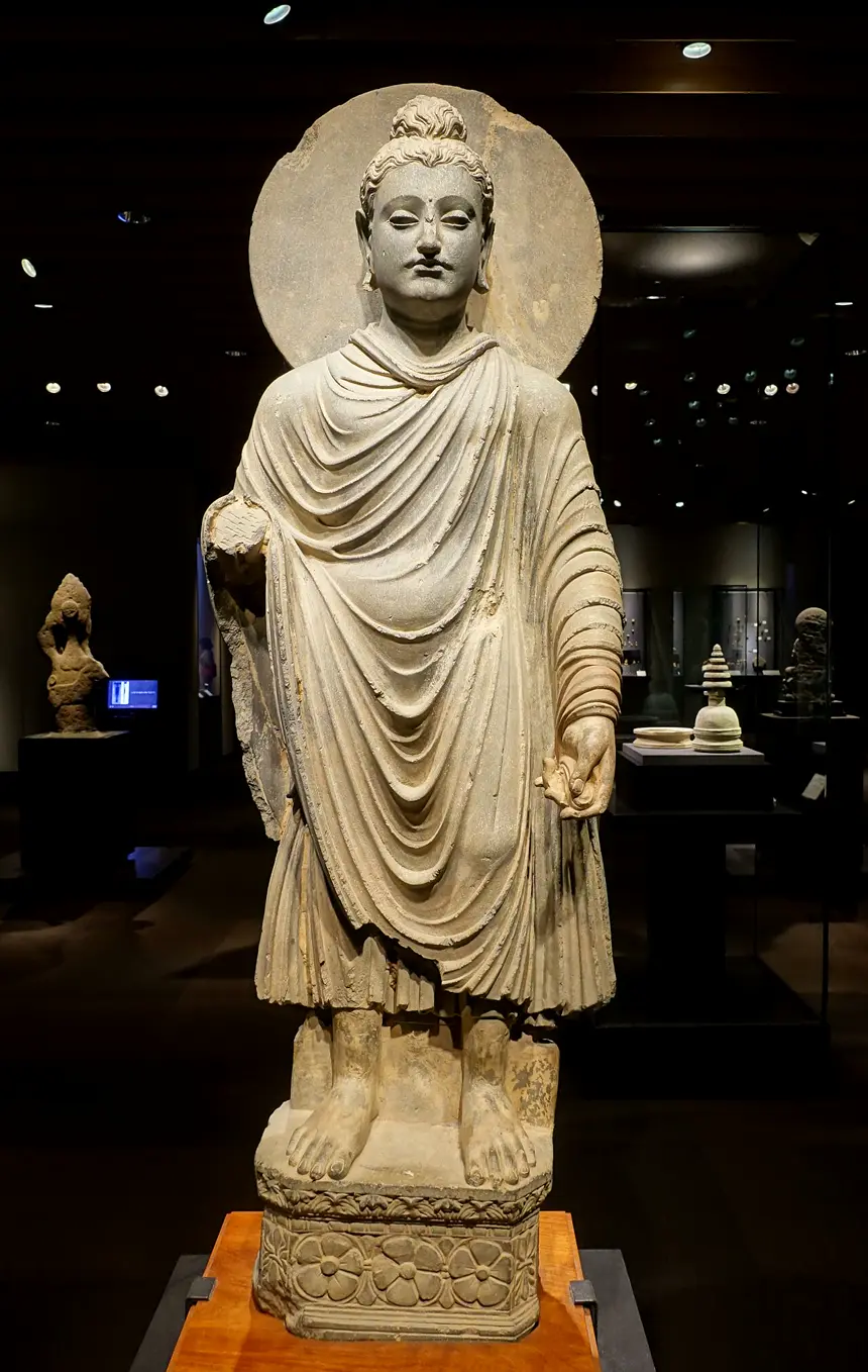 Tượng Phật đứng, đá phiến, vùng Gandhara gần Peshawar, thế kỷ 2 tới 3. Bảo tàng Quốc gia Tokyo.