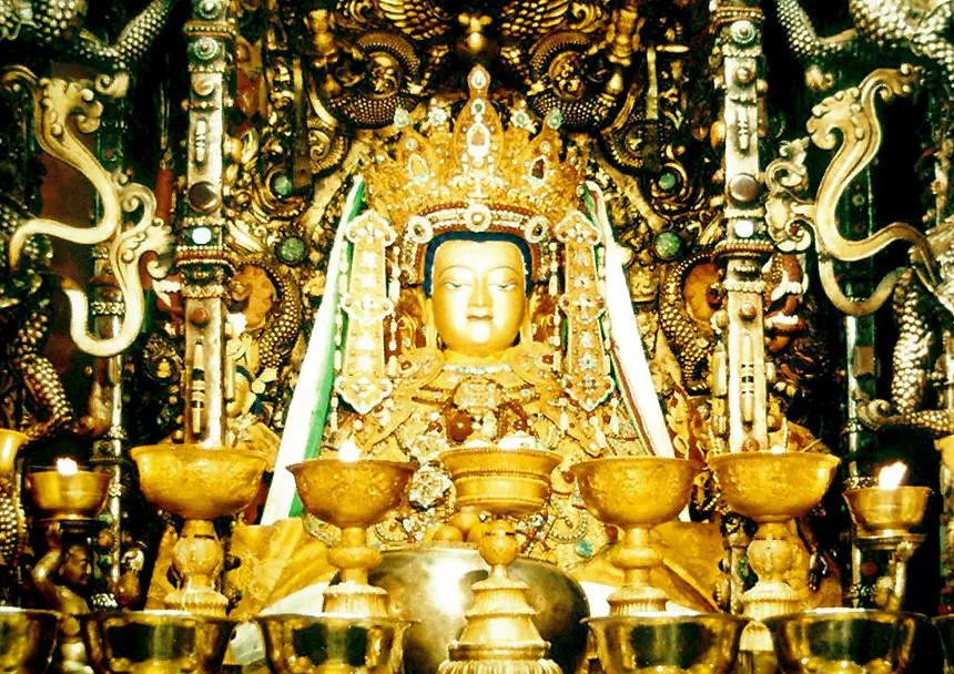 Tượng Jowo Thích Ca đội mũ miện trong chùa Jokhang, Lhasa. Ảnh chụp tháng 8 năm 1999.
