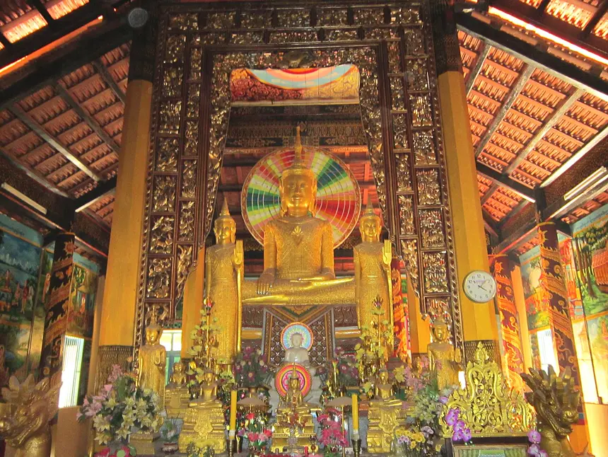 Chánh điện chùa Âng, một ngôi chùa Nam tông Khmer ở Trà Vinh: chỉ thờ Phật Thích Ca, với nhiều pho lớn nhỏ.