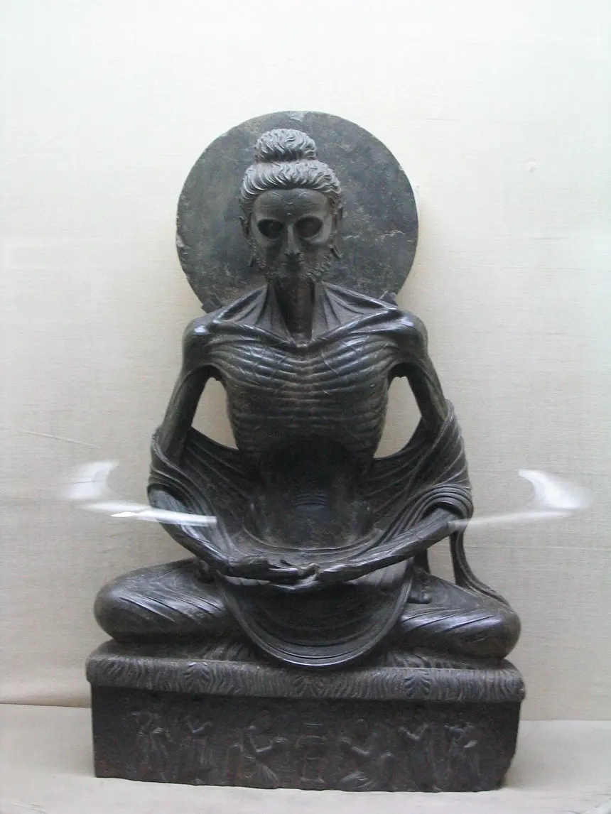 Thái tử Tất Đạt Đa khổ hạnh (thường gọi là Phật nhịn ăn), tìm thấy ở Sikri, nghệ thuật Gandhara. Bảo tàng Lahore, Pakistan.
