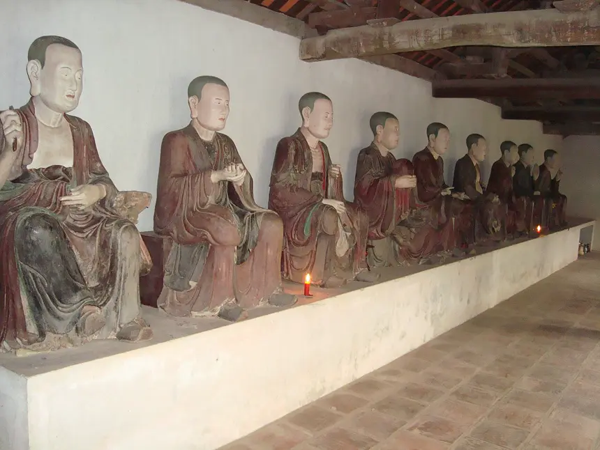 Dãy tượng La Hán ở hành lang bên phải chùa Mía, Đường Lâm, Hà Nội.