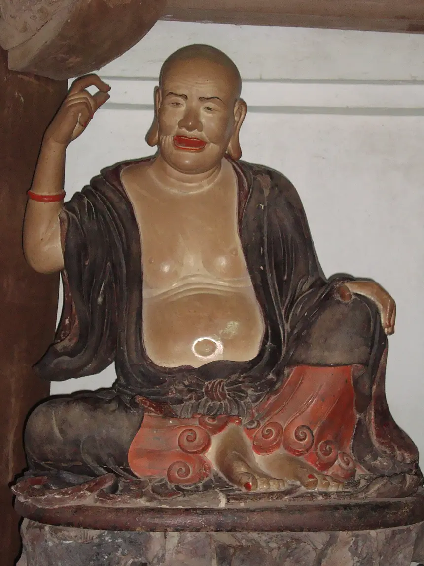 Pho tượng quen gọi là "La Hán cười" ở chùa Tây Phương, Hà Nội, cuối thế kỷ 18.