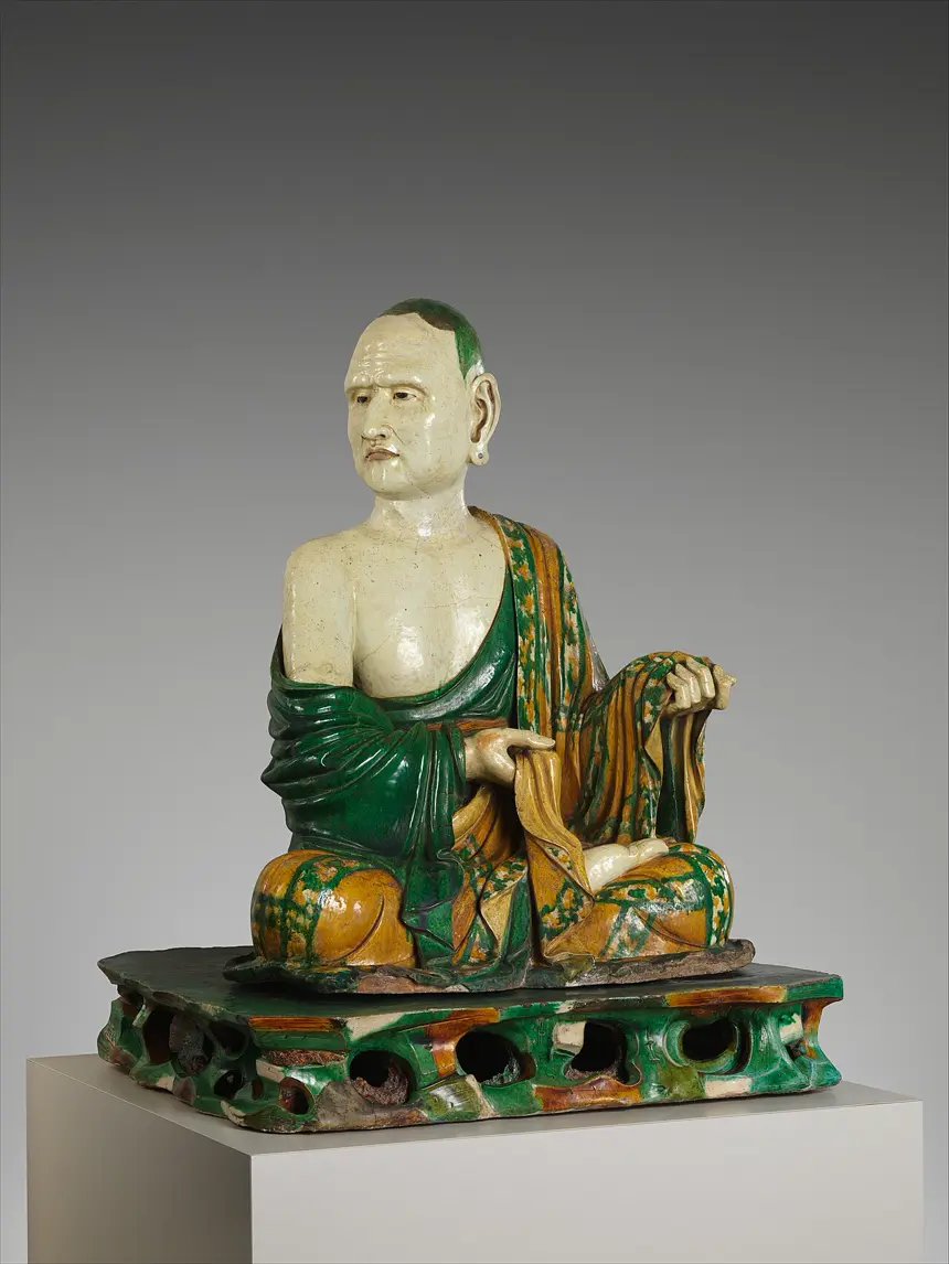 La Hán, gốm tráng men, Trung Quốc, thời Liêu, khoảng năm 1000. Bảo tàng Metropolitan.