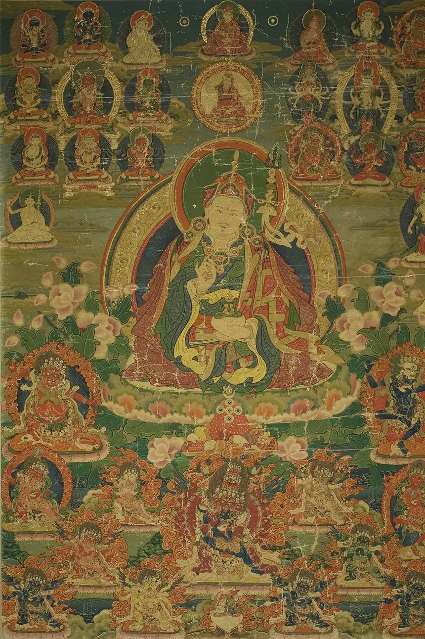 Liên Hoa Sinh (Padmasambhava) cầm chày kim cương và bát sọ, tranh thangka thế kỷ 18. Viện Mỹ thuật Chicago.