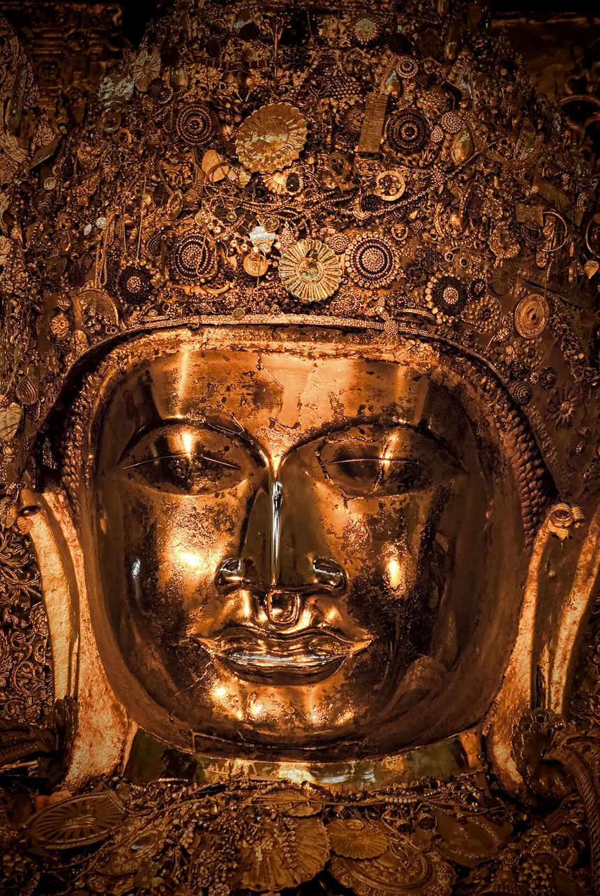 Tượng Mahamuni ở Mandalay, Myanmar, thân tượng phủ dày vàng lá do người hành hương dát.