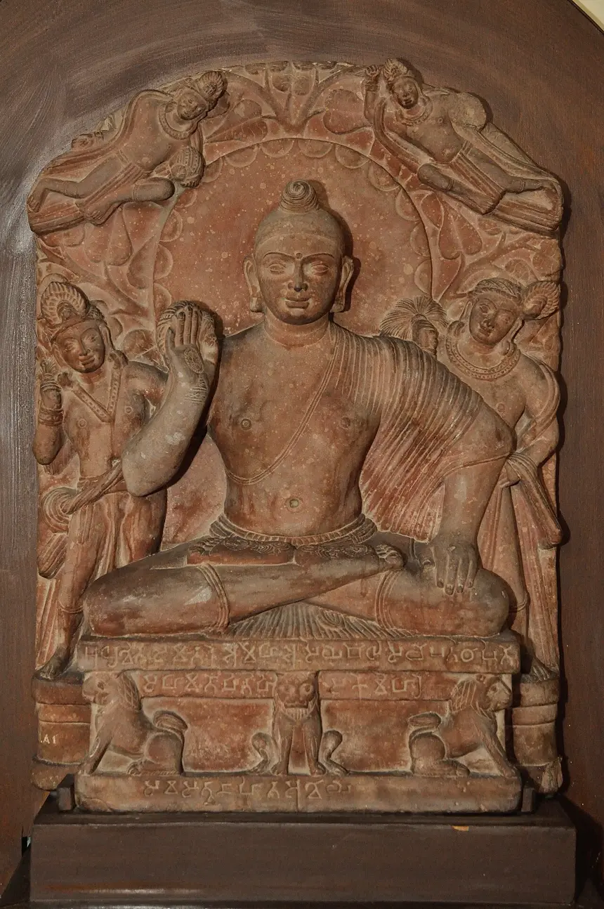 Tượng ngồi từ Katra, sa thạch đỏ Mathura, thời Quý Sương, tay phải giơ ấn vô úy. Bài minh trên tượng gọi là Bồ tát. Bảo tàng Mathura.
