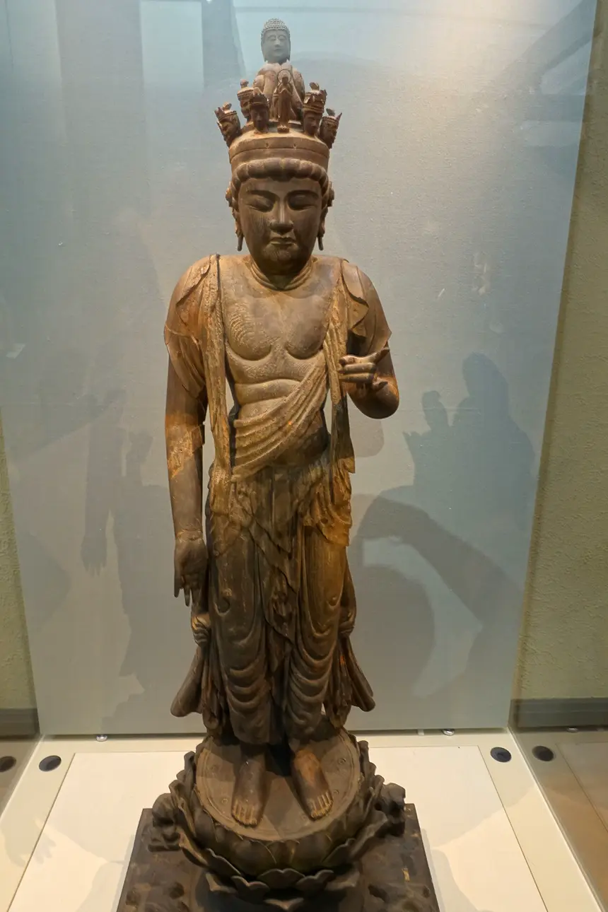 Quan Âm mười một mặt (Jūichimen Kannon), gỗ, Nhật Bản, thời Heian, thế kỷ 9. Bảo tàng Quốc gia Tokyo.