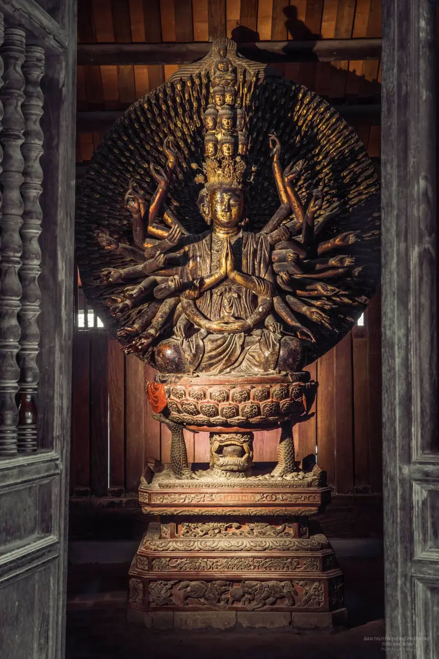 Quan Âm nghìn mắt nghìn tay, gỗ sơn thếp, năm 1656, tại chùa Bút Tháp, Bắc Ninh. Bảo vật quốc gia.