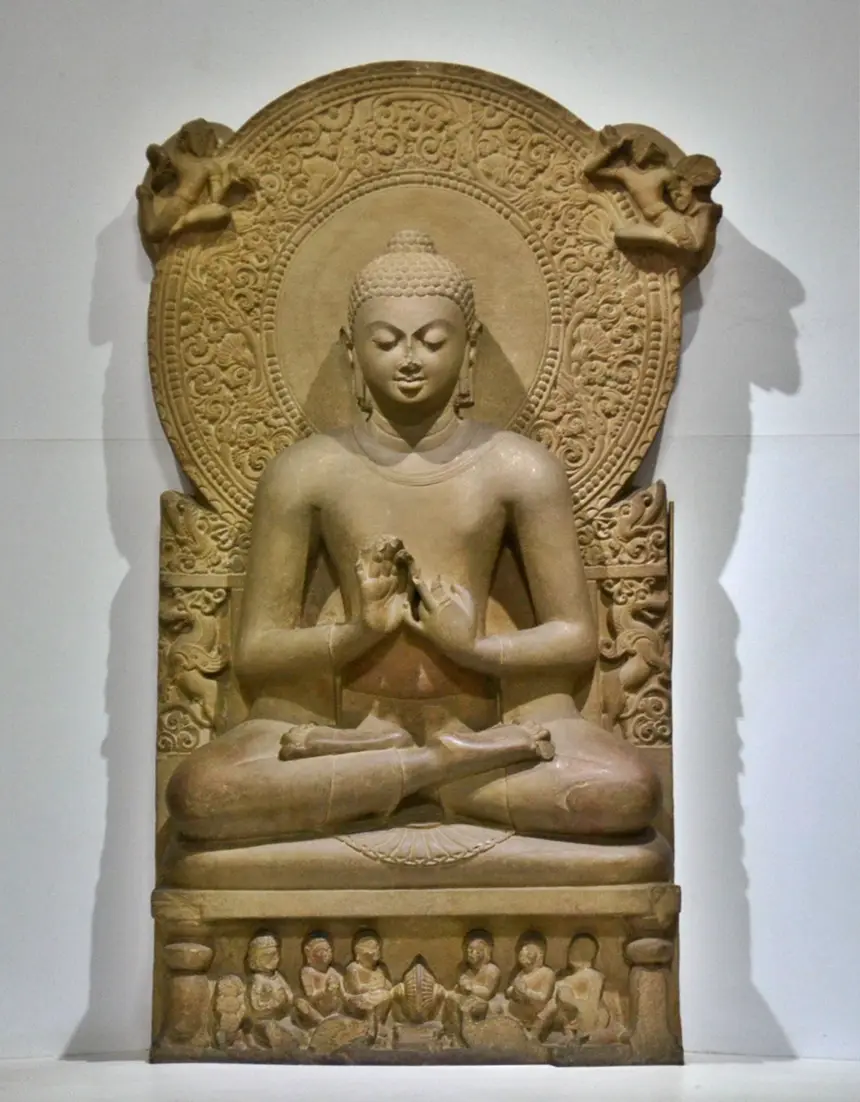 Phật thuyết bài pháp đầu tiên, sa thạch, Sarnath, thế kỷ 5, thời Gupta. Hai tay kết ấn chuyển pháp luân. Bảo tàng Sarnath.