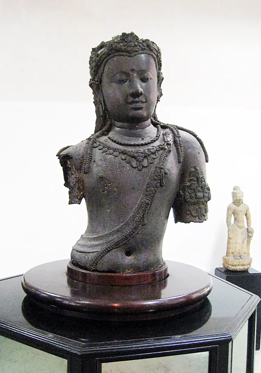 Bồ tát Quán Thế Âm, đồng, nghệ thuật Srivijaya, tìm thấy ở Chaiya. Bảo tàng Quốc gia Bangkok.