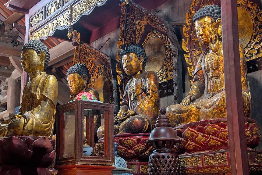 Các pho tượng Phật lớn trong thượng điện chùa Bút Tháp, Bắc Ninh, thế kỷ 17. Trang ảnh gốc không ghi tên từng pho.