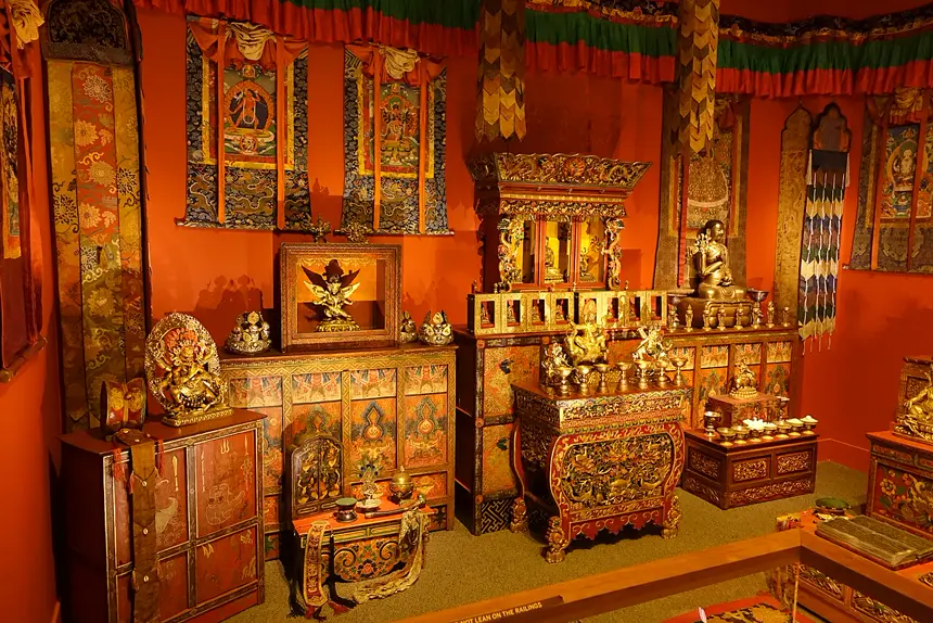 Một điện thờ kiểu Tây Tạng dựng lại trong bảo tàng (không phải điện thờ đang dùng), hiện vật thế kỷ 13 tới 20. Phòng trưng bày Arthur M. Sackler, Washington.