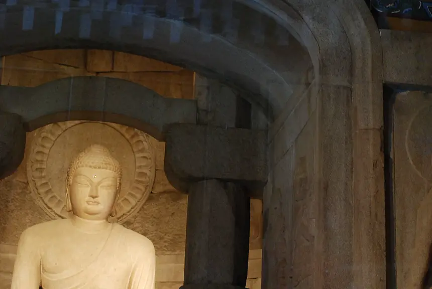 Tượng Phật trong Thạch Quật Am (Seokguram), Gyeongju, Hàn Quốc, năm 751 tới 774, nhìn qua cửa.
