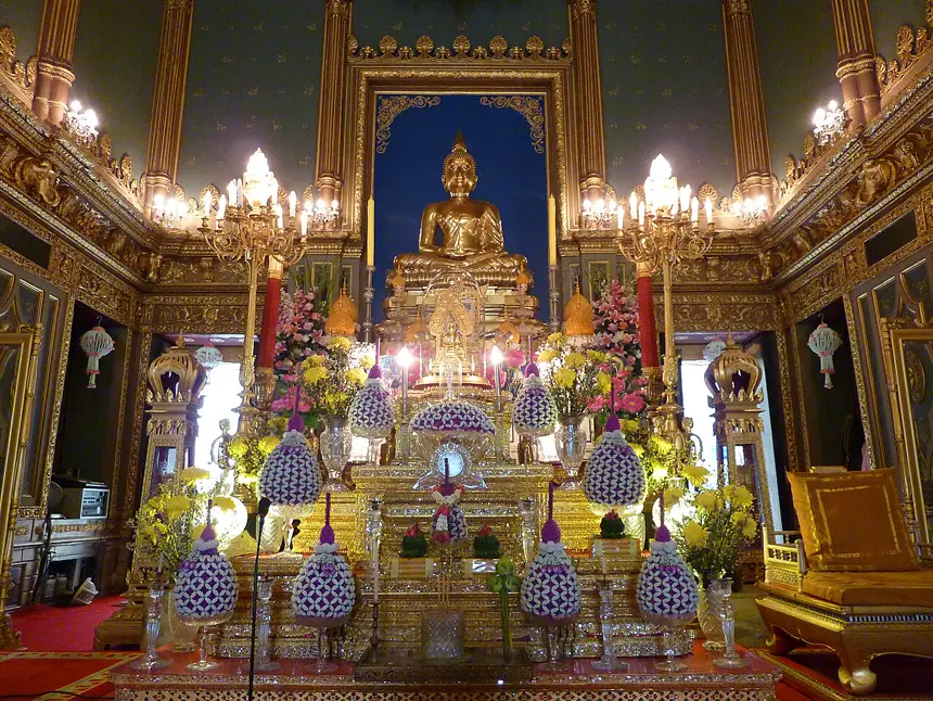 Trong chánh điện (ubosot) chùa Wat Ratchabophit, Bangkok: một pho tượng Phật chính trên ngai cao.