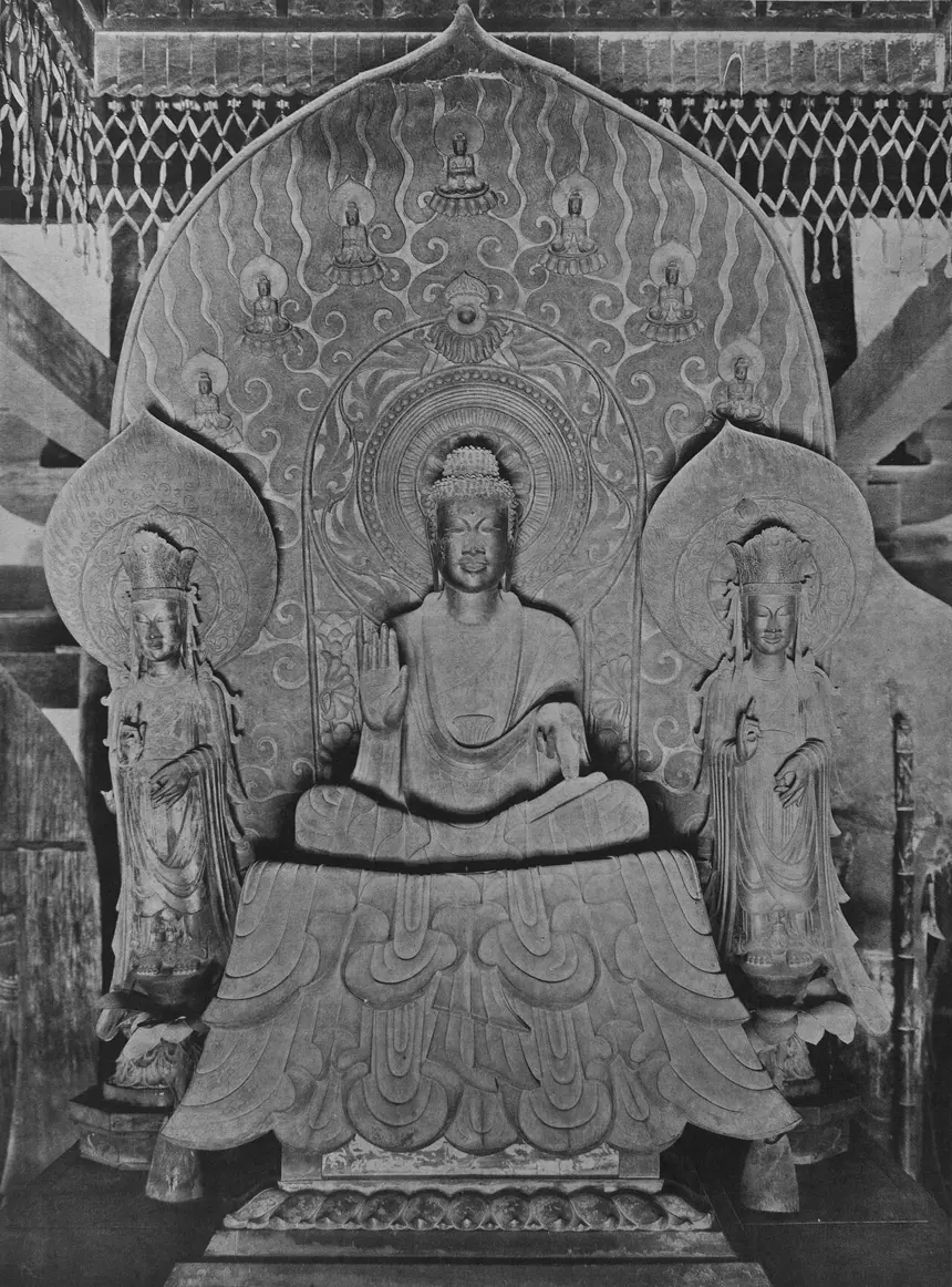 Thích Ca tam tôn trong Kim đường chùa Hōryū-ji, Nhật Bản, năm 623. Ảnh in năm 1915.