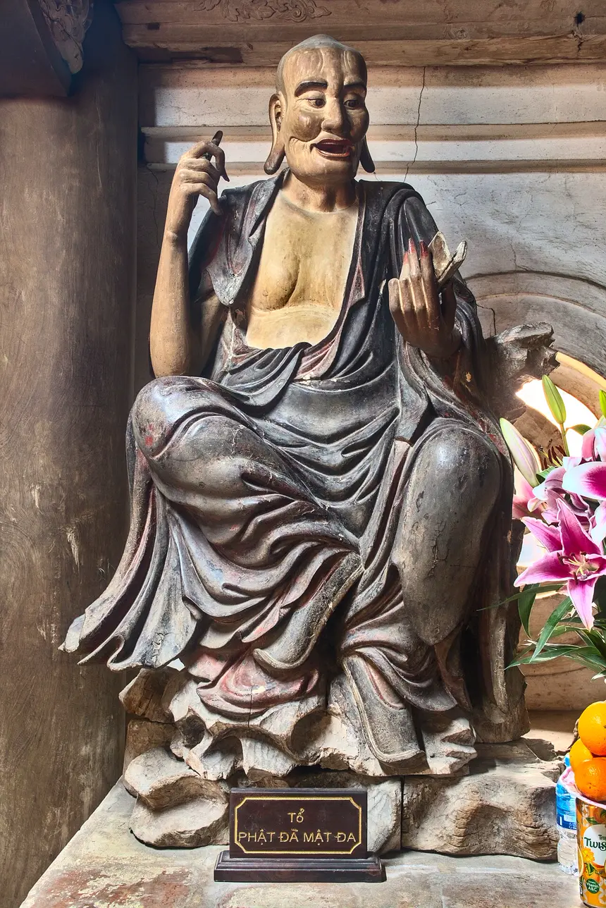 Một pho trong bộ tượng chùa Tây Phương, Hà Nội, cuối thế kỷ 18. Biển tên đặt trước tượng ghi "Tổ Phật Đà Mật Đa".