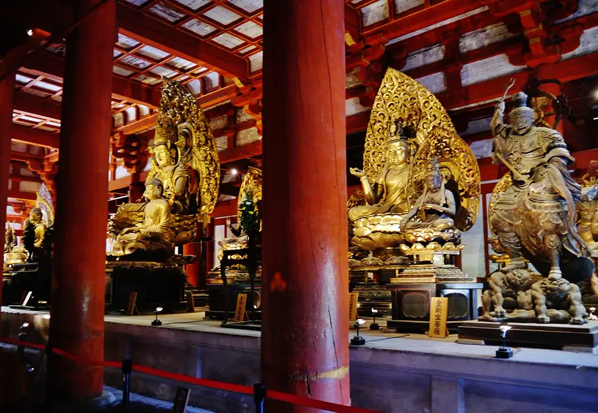 Các pho tượng xếp thành mạn đà la trong Giảng đường chùa Tō-ji, Kyoto, một ngôi chùa Chân Ngôn tông.