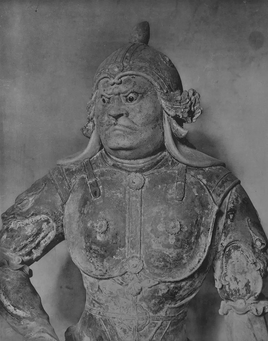 Trì Quốc Thiên Vương (Jikokuten), một trong Tứ Thiên Vương ở Giới Đàn Viện chùa Tōdai-ji, Nara. Ảnh in năm 1915.