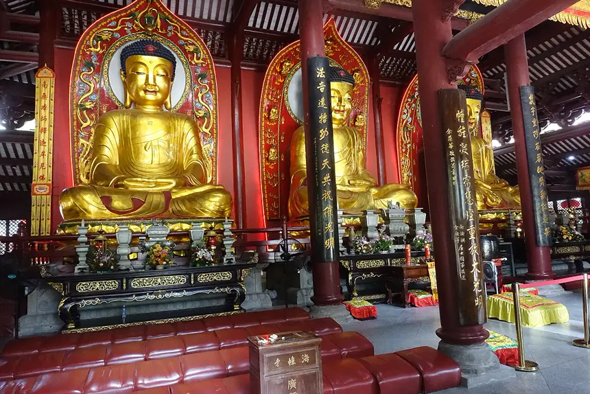 Đại Hùng Bảo Điện chùa Hải Tràng, Quảng Châu: Thích Ca ở giữa, Dược Sư và A Di Đà hai bên. Tượng mới.