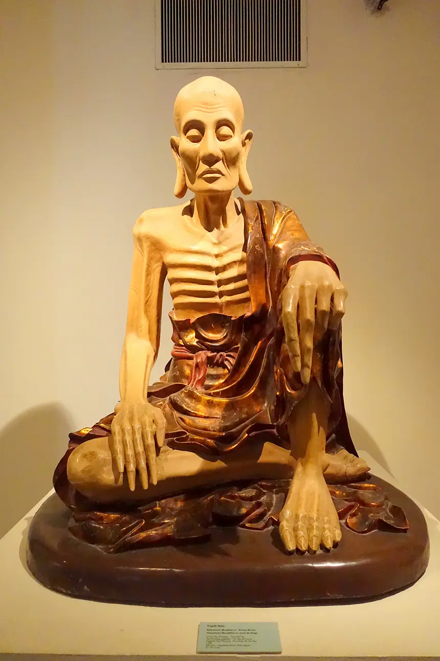 Tuyết Sơn, gỗ sơn, theo tượng chùa Tây Phương (nhãn bảo tàng ghi năm 1794). Ảnh chụp hiện vật trưng bày tại Bảo tàng Mỹ thuật Việt Nam, thư viện chưa rõ đây là tượng gốc hay bản làm lại.