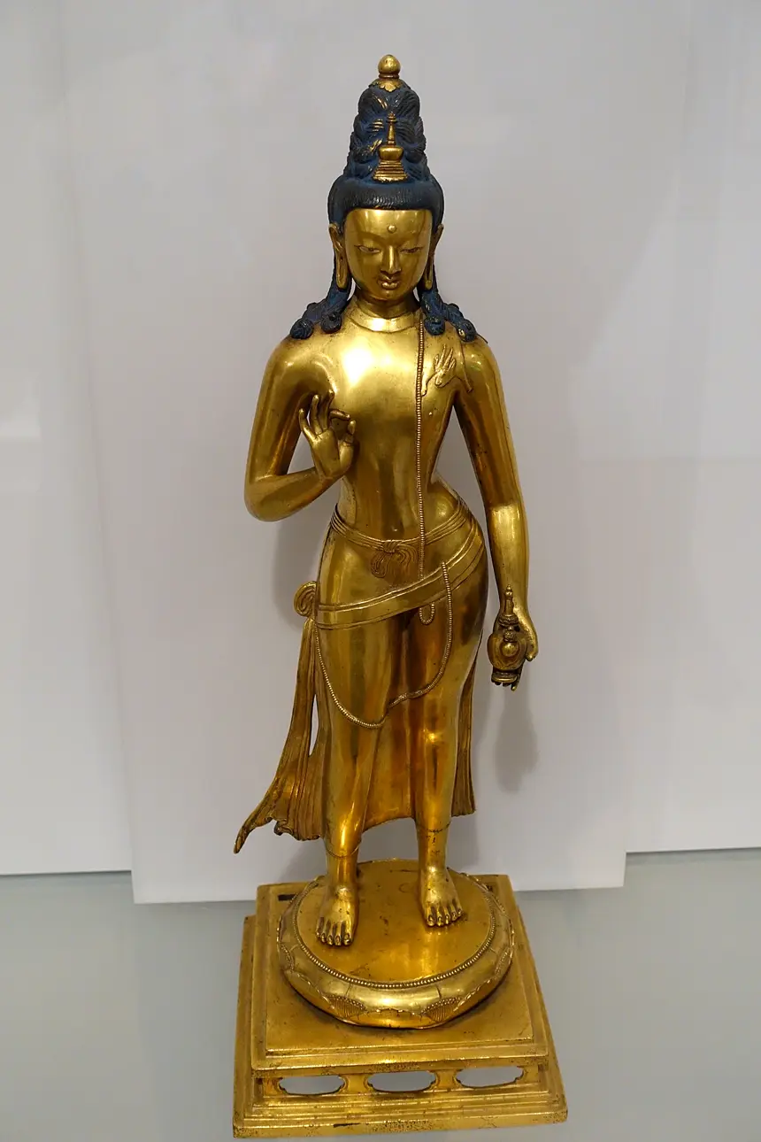 Bồ tát Di Lặc đứng, cho là của Zanabazar, đồng mạ vàng, Mông Cổ, năm 1650 tới 1700. Bảo tàng Nghệ thuật Harvard.